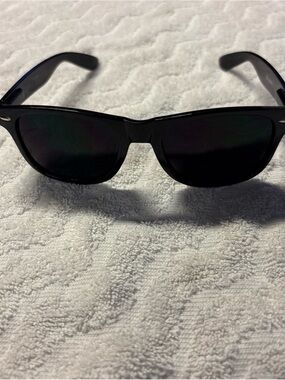 Classic Black Men's Sunglasses - Timeless Wayfarer Style